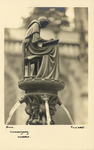 3340 Afbeelding van het beeldje van de schrijvende monnik Hugo Wstinc op de fontein in de pandhof van de Domkerk ...